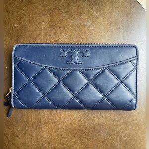 Tory Burch - Navy colored quilted large size wallet - GUC